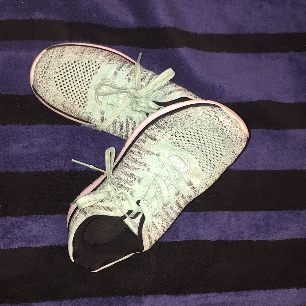 Mint green good shaped champions day running shoes